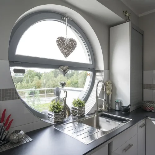Rundes DRUTEX IGLO 5 Classic Fenster in moderner Küche Moderne Küche mit rundem DRUTEX IGLO 5 Classic Fenster und stilvollem Tageslichteinfall