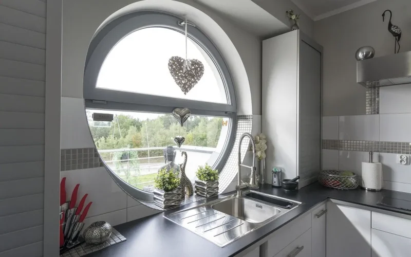 Rundes DRUTEX IGLO 5 Classic Fenster in moderner Küche Moderne Küche mit rundem DRUTEX IGLO 5 Classic Fenster und stilvollem Tageslichteinfall