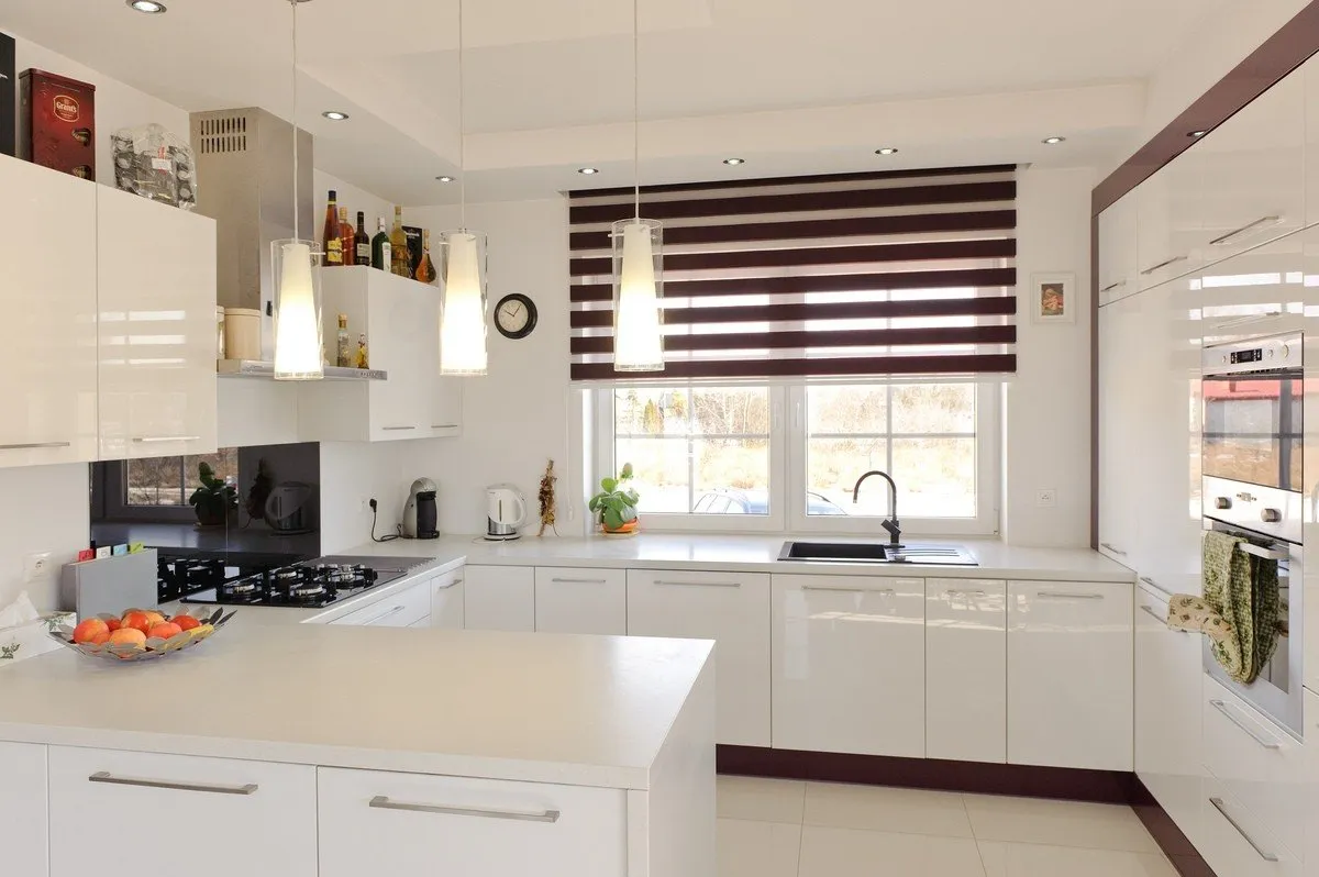 Helle moderne Küche mit weißen DRUTEX IGLO 5 Classic Fenstern und stilvollem Sonnenschutz